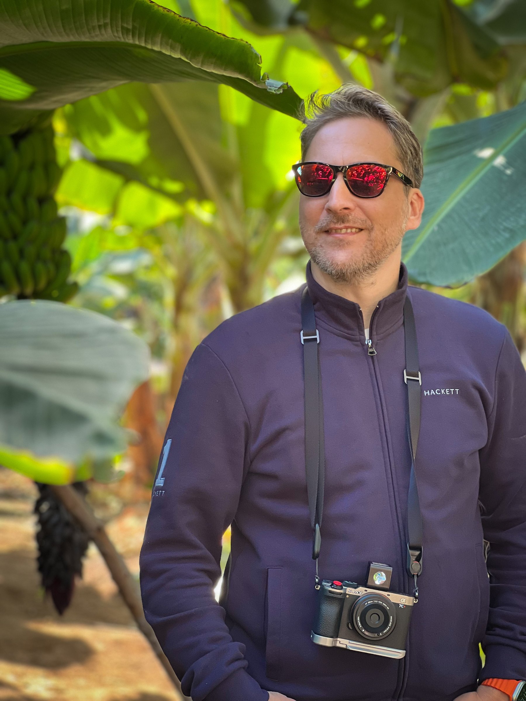 Miguel López con cámara fotográfica