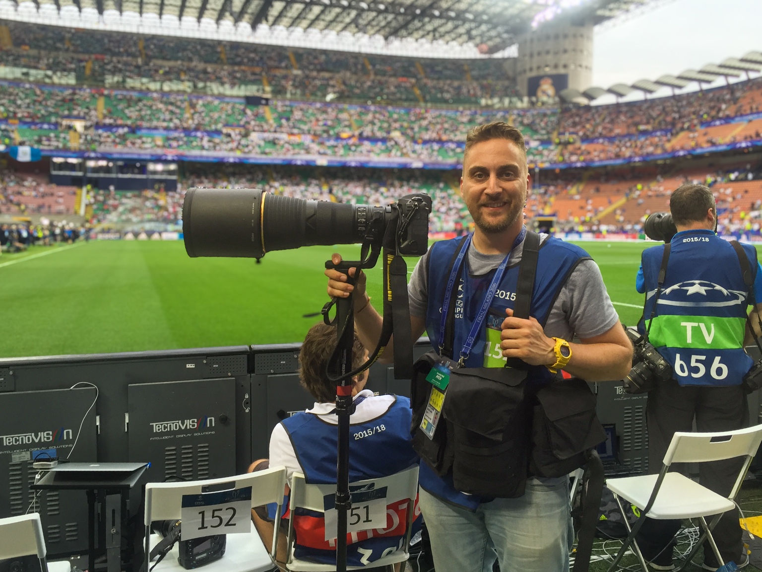 Fotógrafo acreditado a pie de campo en el estadio San Siro de Milán durante la final de la UEFA Champions League de 2016