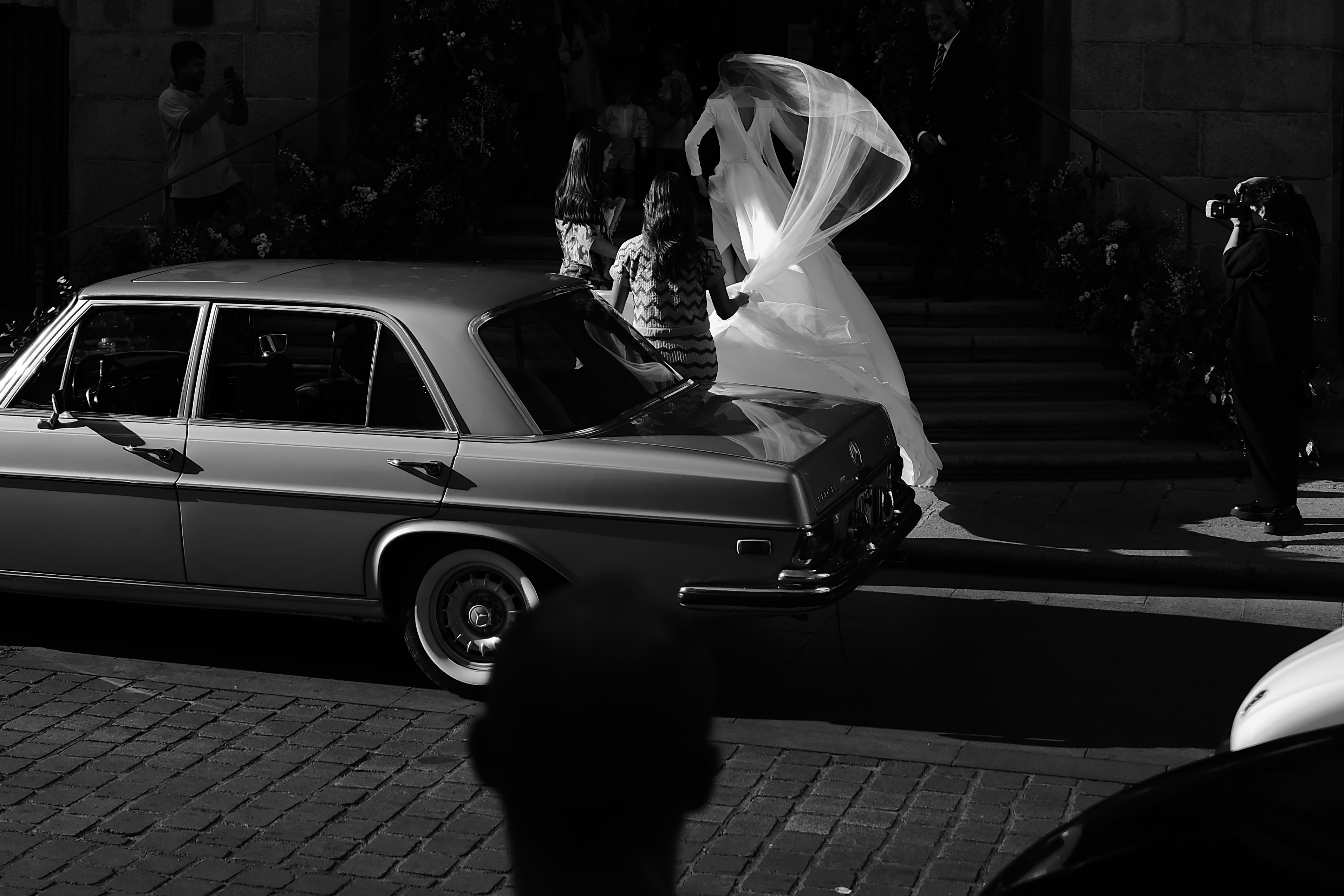 Novia junto a un Mercedes clásico